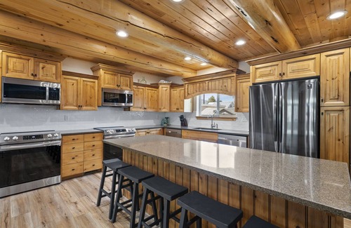 Garden City Cabina | Mini-Papa Bear Lodge (sleeps 22)
