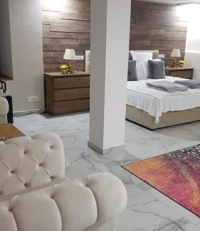 Oradea Apartamento | MINI POOL ROOMS - ULTRACENTRAL - piscina cu hidromasaj