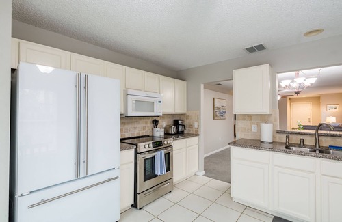 Park East Casa | Mini-Put-Put Green 3 Bedroom Home with a Pool by Downtown and Beaches