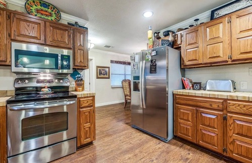 San Antonio Casa | Mini Resort In SA, 3 Master Suites w Heated Pool, big screen & outdoor kitchen