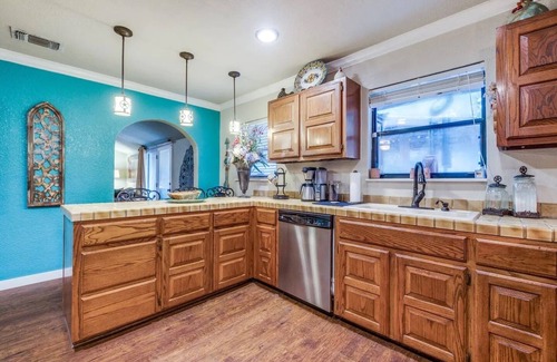 San Antonio Casa | Mini Resort In SA, 3 Master Suites w Heated Pool, big screen & outdoor kitchen
