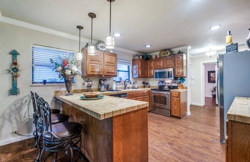 San Antonio Casa | Mini Resort In SA, 3 Master Suites w Heated Pool, big screen & outdoor kitchen