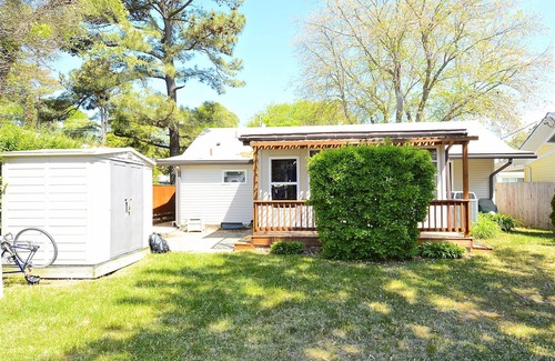 Rehoboth by the Sea Cabaña | ¡AHORA OFRECEMOS MINIWEEKS / LINO INCLUIDOS! 1. 5 BLOQUES A LA PLAYA / WIFI / GRILL / LAVADORA Y SECADORA Esta casa de campo de 3 dormitorios y 2 baños se encuentra en el popular Rehoboth by the Sea.