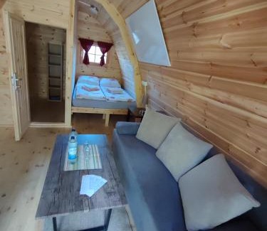 Oberdorla Otro | Minihotel "Hobbit Town" am See an der Mecklenburger Seenplatte, Schlaffass
