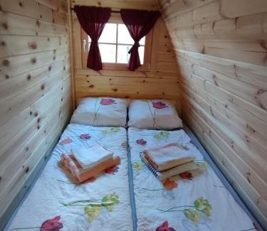 Oberdorla Otro | Minihotel "Hobbit Town" am See an der Mecklenburger Seenplatte, Schlaffass