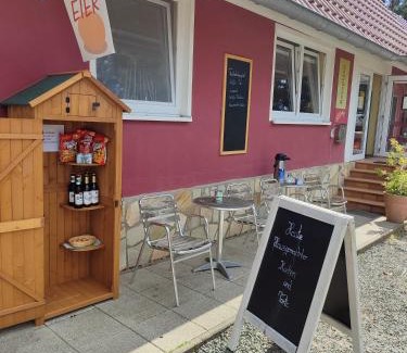 Oberdorla Otro | Minihotel "Hobbit Town" am See an der Mecklenburger Seenplatte, Schlaffass