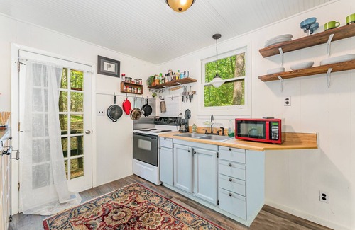 Bynum Cabaña | Minimalist Cabin in the wood mins drive to lake