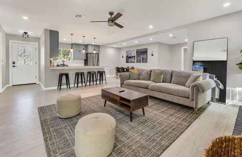 Hewitt Casa | Minimalist Manor | Large yard | 15 min to Magnolia