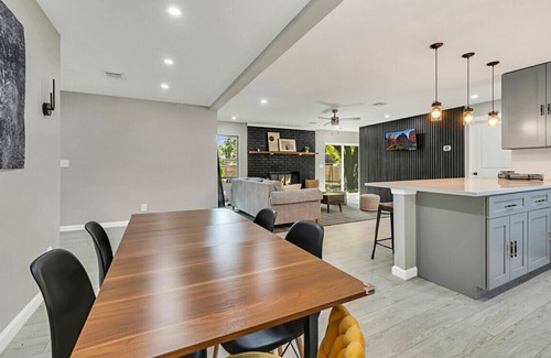 Hewitt Casa | Minimalist Manor | Large yard | 15 min to Magnolia