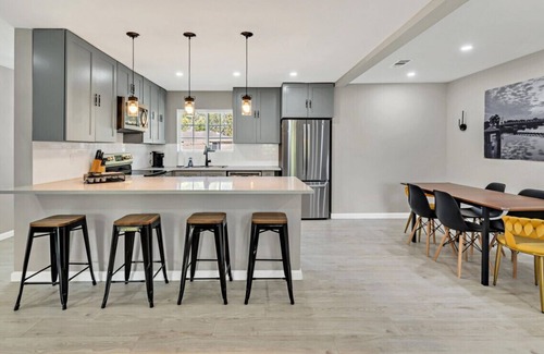 Hewitt Casa | Minimalist Manor | Large yard | 15 min to Magnolia