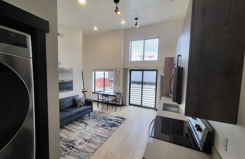 Hilltop Apartamento | Minimalist Urban Haven
