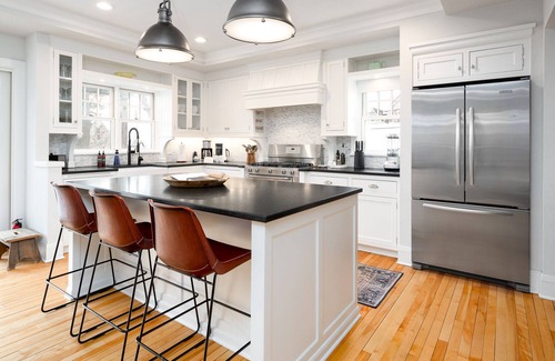 Excelsior Casa | MINNeSTAY* Gideon's Retreat-Excelsior | Sauna | Fun | Stylish