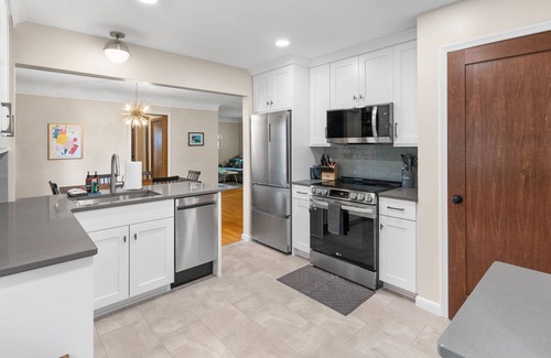 Linden Hills Casa | MINNeSTAY* Minikahda Vista | Hot tub