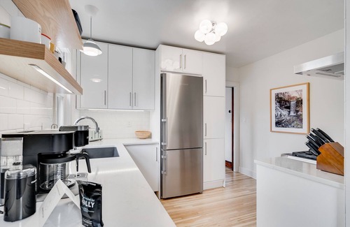 Hale Casa | MINNeSTAY* Nokomis Blue | Quiet