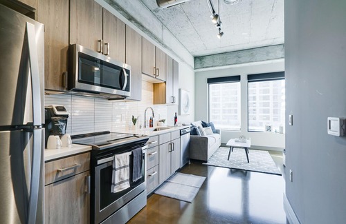 Warehouse District Apartamento | Minnestay * City Loft 26 ★ Caminar hasta el tren ligero ★ Estacionamiento gratuito ★ Comer-Beber-Comprar