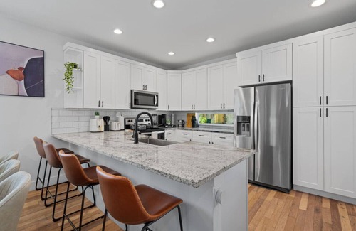 University Hills and Windsor Park Casa | Mins 2 Formula 1/Lux Retreat