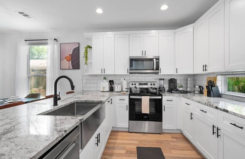 University Hills and Windsor Park Casa | Mins 2 Formula 1/Lux Retreat