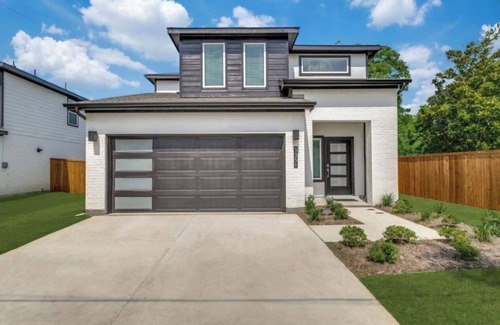 West Dallas Casa | Mins from Downtown, Cool Indoor Games Work Space