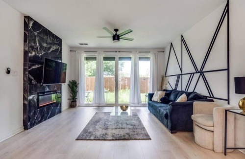 West Dallas Casa | Mins from Downtown, Cool Indoor Games Work Space