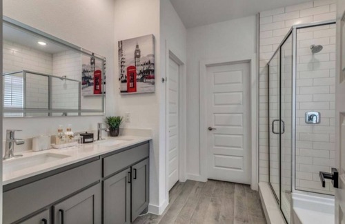 West Dallas Casa | Mins from Downtown, Cool Indoor Games Work Space