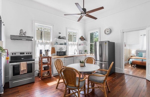 Mobile Cabaña | Mins from downtown entertainment - Pet Friendly Historic Montegeux Cottage