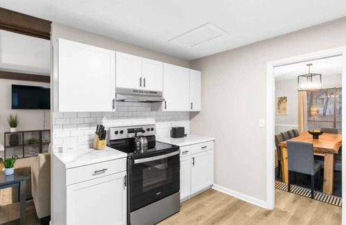 Crestline Heights Casa | Mins to Airport-Pool- Lake View-Newly Renovated!