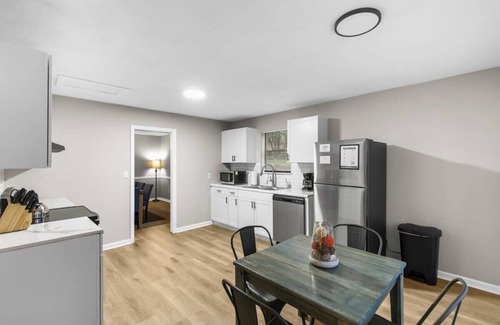Crestline Heights Casa | Mins to Airport-Pool- Lake View-Newly Renovated!