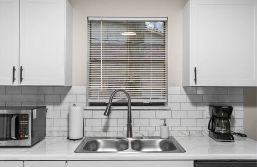 Crestline Heights Casa | Mins to Airport-Pool- Lake View-Newly Renovated!