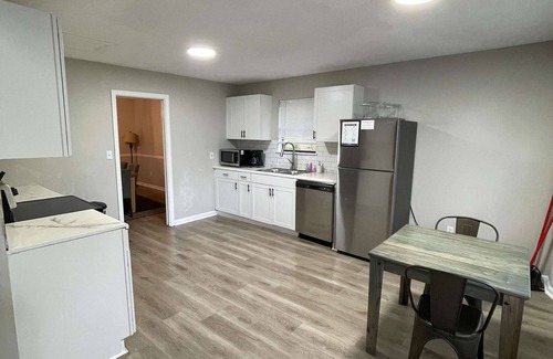 Crestline Heights Casa | Mins to Airport-Pool- Lake View-Newly Renovated!