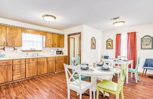 Pensacola Heights Casa | Mins to Beach & Shopping - Quaint Unit in Bellview