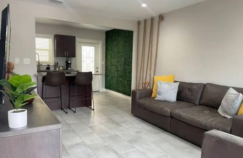 Downtown Fort Lauderdale Casa | Mins to downtown/airport, backyard & free parking