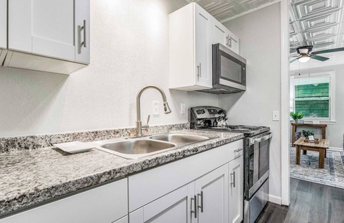 South Pensacola Casa | Mins to Downtown! Carriage House - Pensacola Pearl