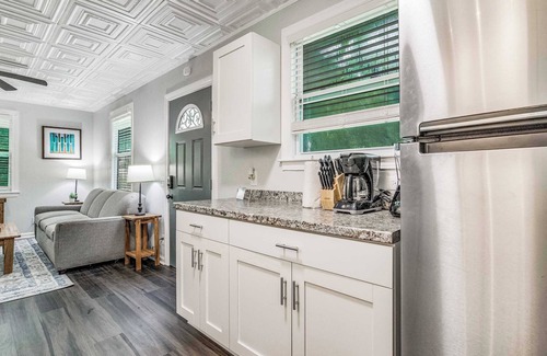 South Pensacola Casa | Mins to Downtown! Carriage House - Pensacola Pearl