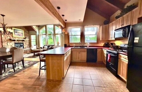 Davis Cabina | Mins to Downtown Davis! Pool Access! Dog friendly!