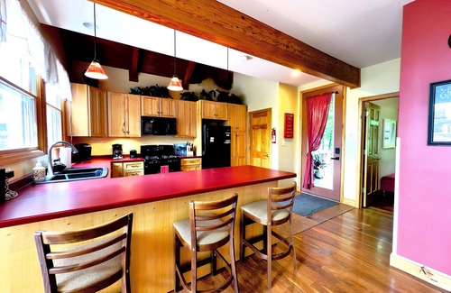 Davis Cabina | Mins to Downtown Davis! Pool Access! Dog friendly!