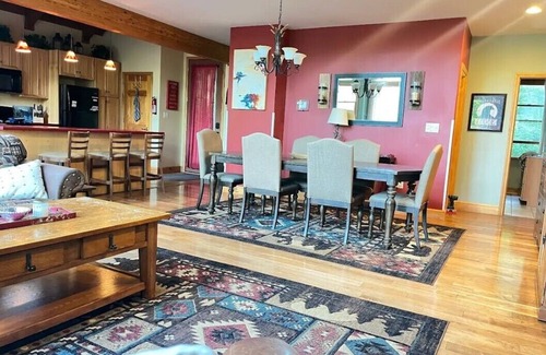 Davis Cabina | Mins to Downtown Davis! Pool Access! Dog friendly!