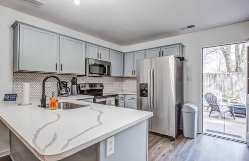 University District Casa | Mins to Downtown & U of Memphis! High Point Duet 1