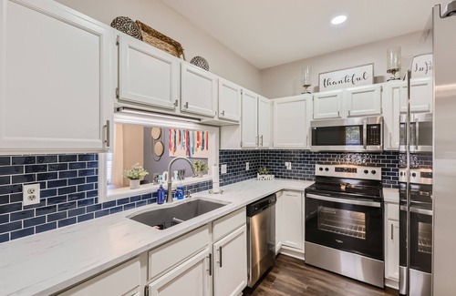Durham Casa | Mins to Duke - Jazzy modern midcentury gem with a blend of style and coziness!