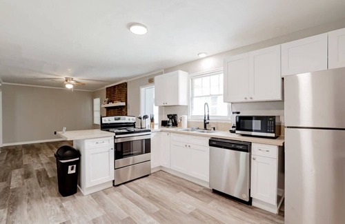 Irmo Casa | Mins to Lake Murray & Downtown! The Royal Retreat