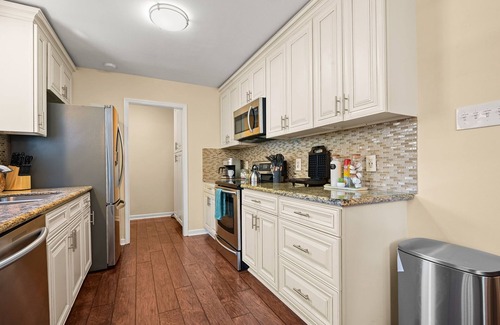 Mid City South Casa | Mins to LSU Campus | Private Pool | Hot Tub | BBQ