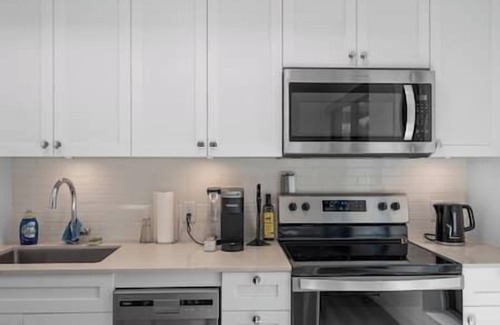 Crescent Heights Apartamento | Mins to Saddledome | Rooftop Patio | Sofa Bed