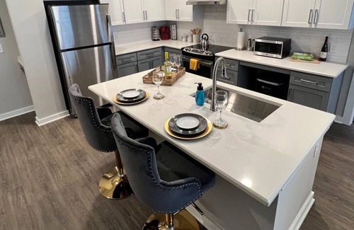Paw Creek Apartamento | Mins to theme park and Top Golf! Shopping & food. Family-sized condo w/workspace