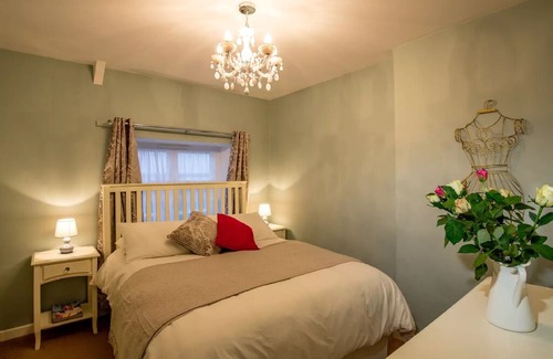 Redlynch Cabina | Mint Leaf Cottages, Bruton (Sleeps 12)