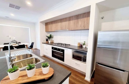 Melbourne Casa | Minta Estate 4bedrooms Berwick home no sharing