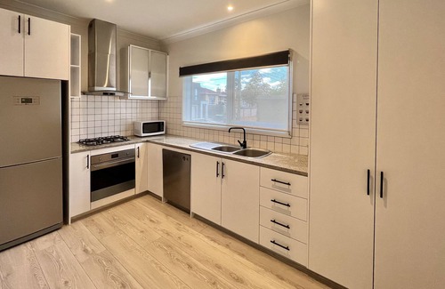 Templestowe Lower Casa | Minutes away from local shopping district and the Westfield Doncaster