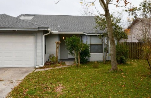 Golden Glades - The Woods Casa | Minutes away from Mayo Clinic, jax Beach, UNF, Ponte Vedra Beach, and PGA & TPC.