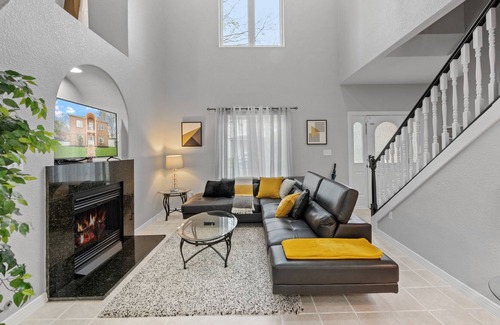 Norfolk Casa | Minutes ☞ CHKD ☞ Sentara ☞ EVMS ☞ ODU ☞ Bases ☞ Shipyards ☞ Sleeps 8 ☞ W/D