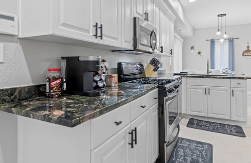 Norfolk Casa | Minutes ☞ CHKD ☞ Sentara ☞ EVMS ☞ ODU ☞ Bases ☞ Shipyards ☞ Sleeps 8 ☞ W/D
