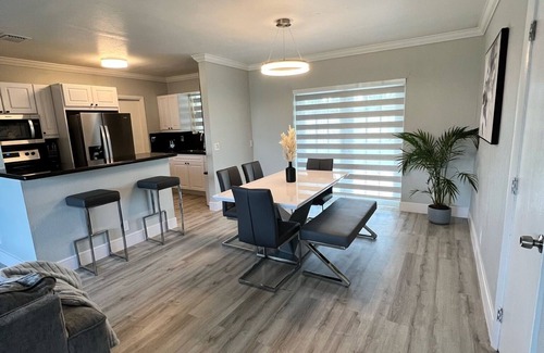 Pembroke Park Casa | Minutes from beaches, airports & stadium.