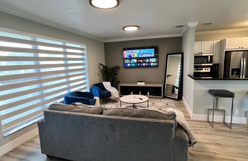 Pembroke Park Casa | Minutes from beaches, airports & stadium.